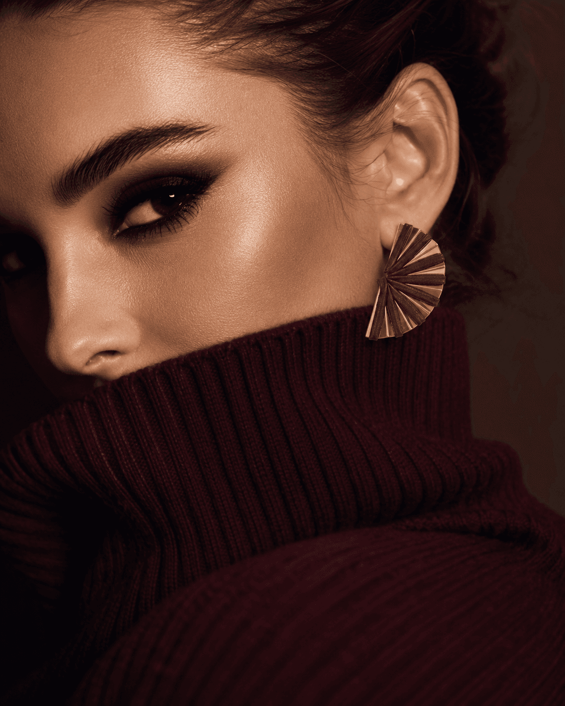 Bordo deri detaylı yelpaze küpe